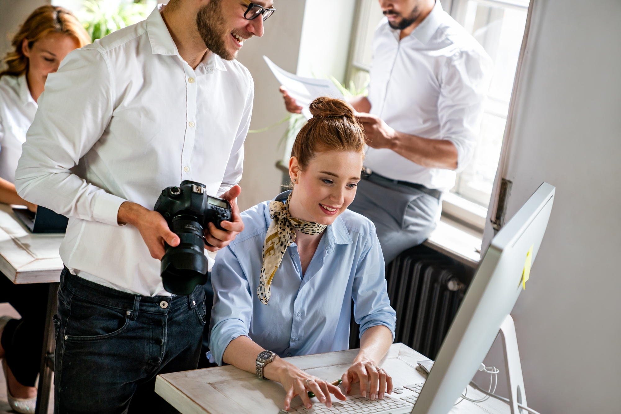 Jeunes créateurs multiethniques travaillant ensemble dans une agence de design au bureau